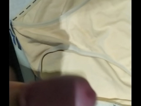 Corrida en bragas de mi mujer 130